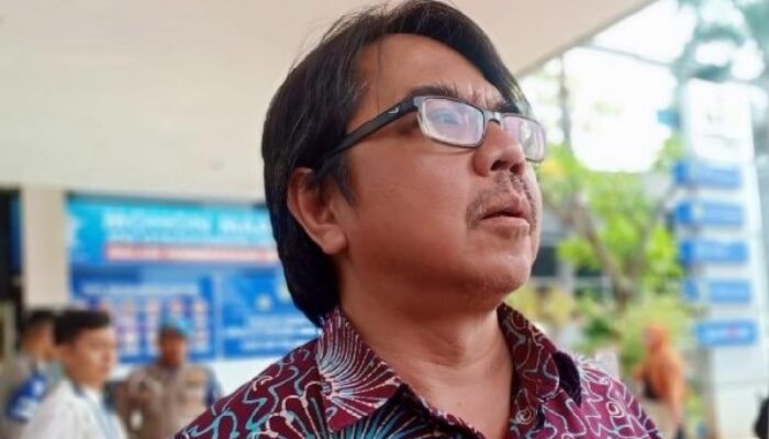 Ade Armando Membantah Hasil Survei Lembaga Survei di Indonesia