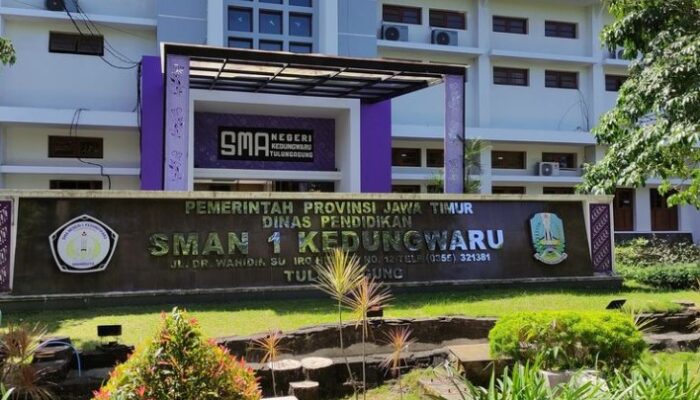 SMAN 1 Kedungwaru Tulungagung: Kepsek Dicopot Setelah Polemik Penjualan Seragam