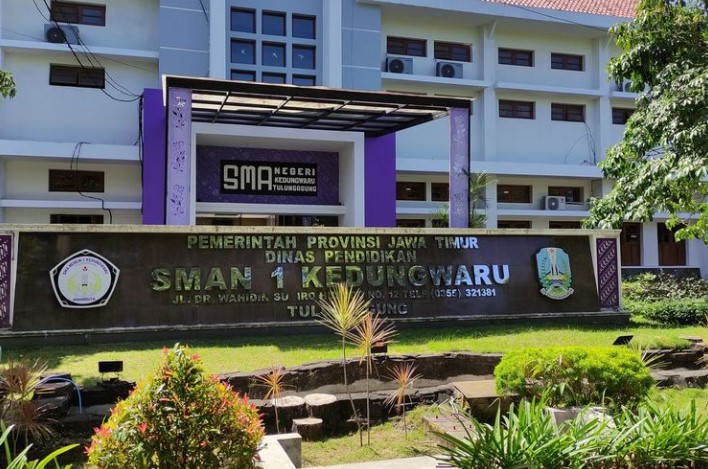 SMAN 1 Kedungwaru Tulungagung: Kepsek Dicopot Setelah Polemik Penjualan Seragam