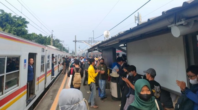 Keterlambatan 2 KRL Tanah Abang Akibat Truk Menabrak Tiang Listrik