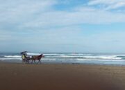 Wisatawan hilang terseret arus ombak saat berenang di Pantai Pangandaran