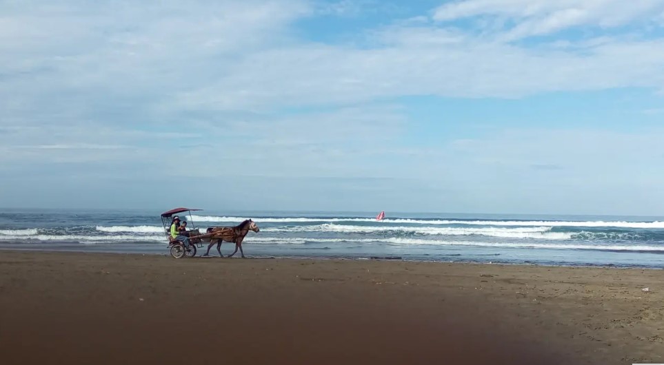 Wisatawan hilang terseret arus ombak saat berenang di Pantai Pangandaran