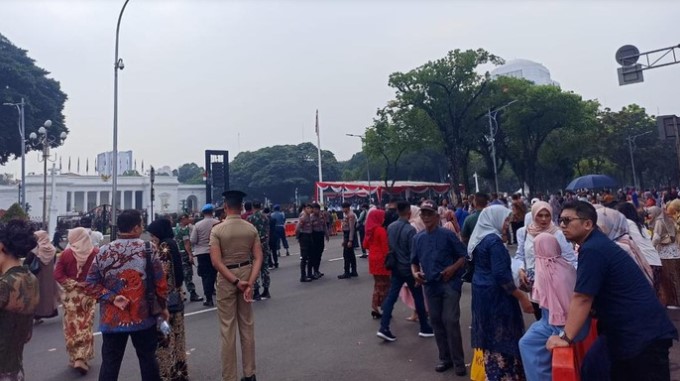 Keluarga Perwira TNI-Polri Bergembira Hadiri Pelantikan di Depan Istana