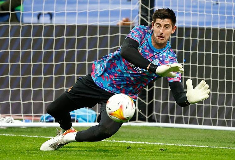 Silvame.Com,Real Madrid - Kamis (10/08/2023) Real Madrid sedang berada dalam usaha mencari pengganti kiper utama mereka, Thibaut Courtois, yang dilaporkan mengalami cedera lutut ACL pada lutut kirinya. Kabar ini diumumkan oleh klub pada hari Kamis (10/08/2023)