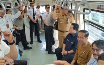 Momen Jokowi Menaiki LRT Jabodebek Dalam Tahap Uji Coba