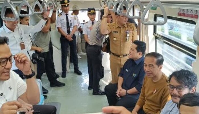 Momen Jokowi Menaiki LRT Jabodebek Dalam Tahap Uji Coba