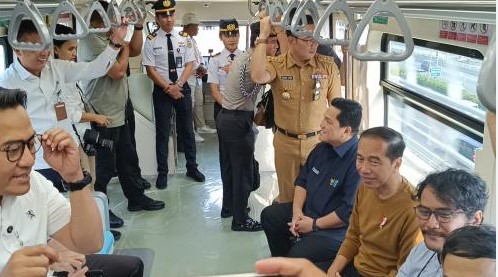 Momen Jokowi Menaiki LRT Jabodebek Dalam Tahap Uji Coba